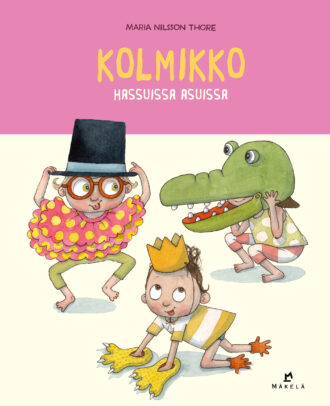 Kolmikko hassuissa asuissa