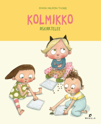 Kolmikko askartelee